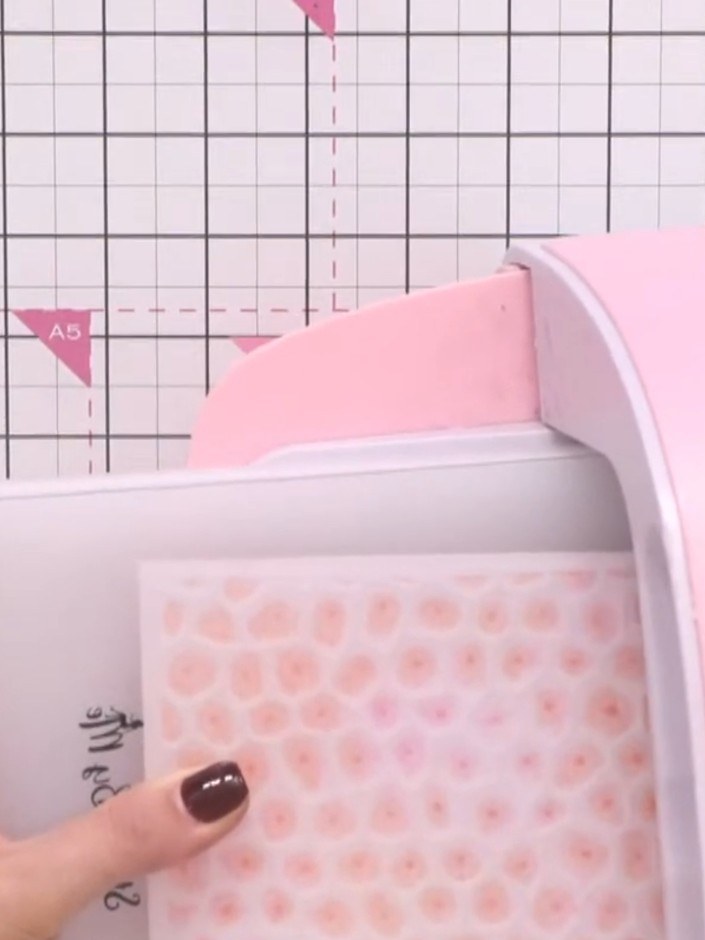 Step 7: Saca la cartulina con el embossing de la carpeta y déjala a un lado hasta que se seque por completo antes de usarla.