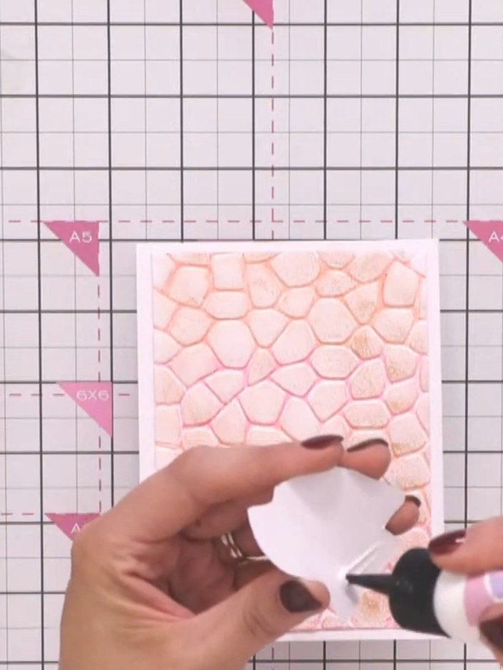 Step 11: Aplica pegamento con brillo transparente por toda la mariposa para darle destellos y volumen.