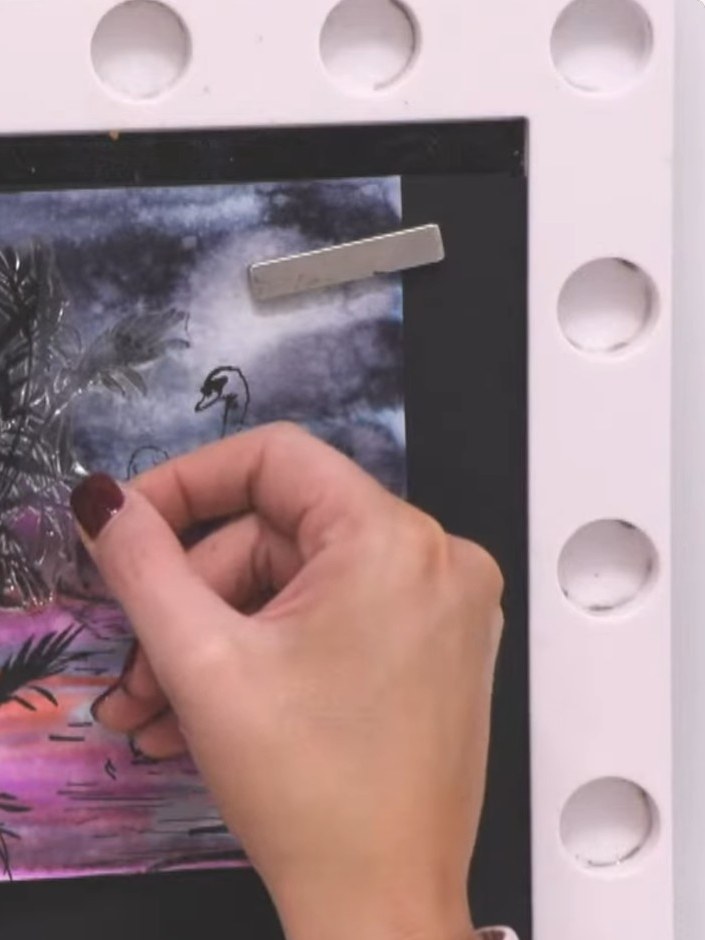 Step 6: Mezcla pintura blanca de acuarela o acrílica con agua hasta lograr una consistencia fácil de trabajar para pintar los detalles.