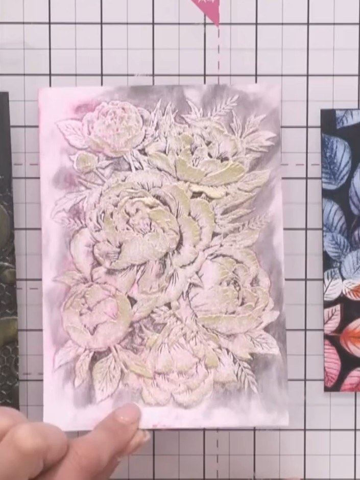 Tarjeta con embossing delineada con pluma negra y toques de tinta blanca - the finished project