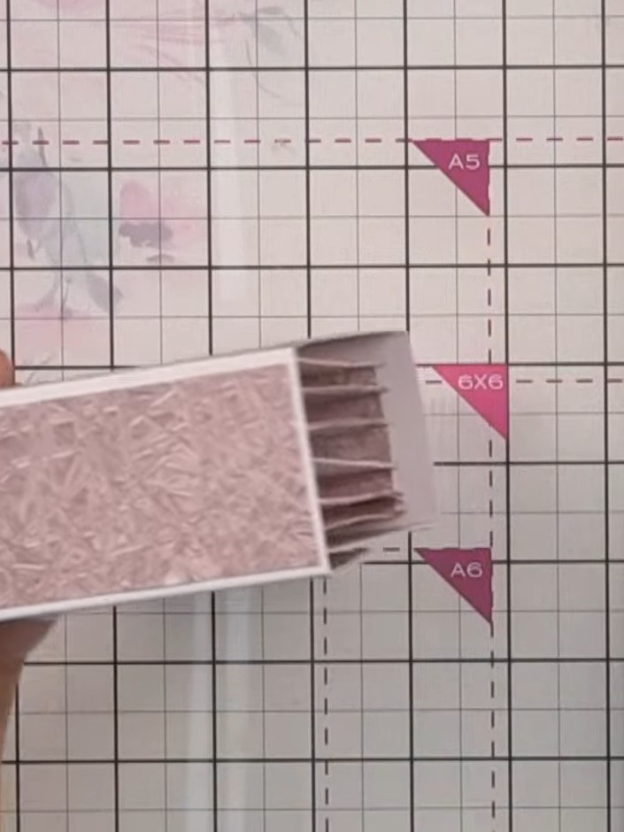 Step 1: Corta una hoja A4 de cartulina blanca a 3.5 pulgadas con tu guillotina o cortadora de papel.