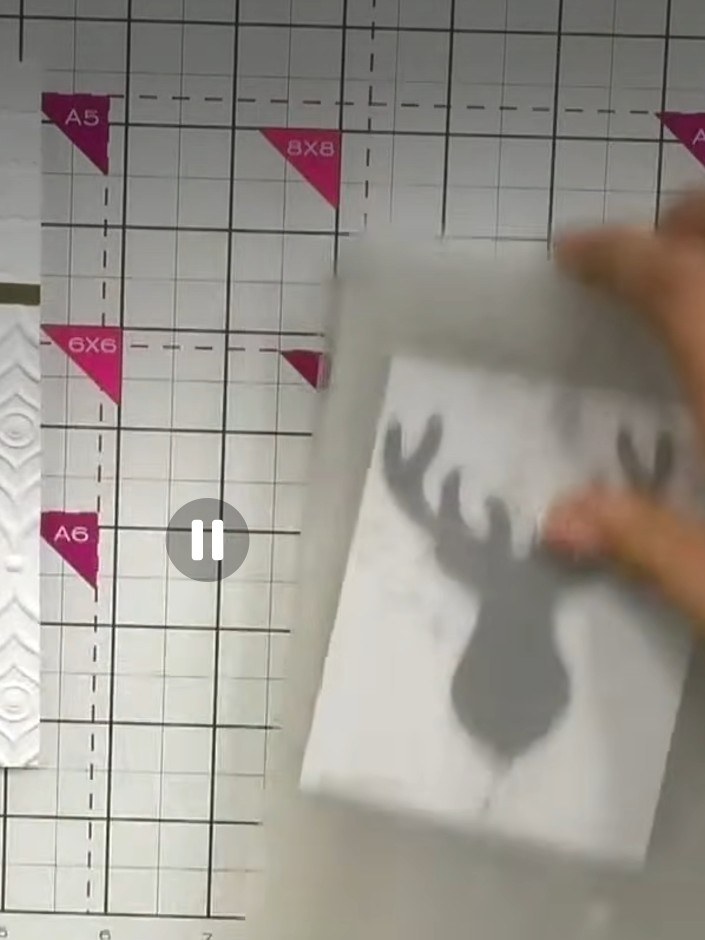 Step 1: Pasa el troquel de cabeza de ciervo por tu máquina troqueladora usando cartulina blanca para cortar la figura de la cabeza de ciervo.