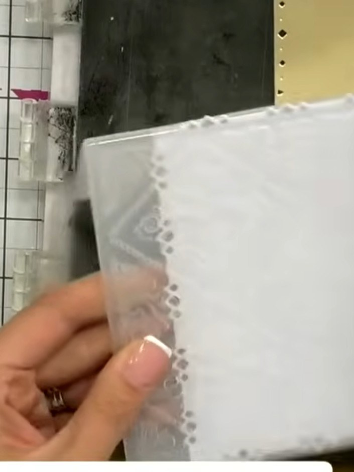 Step 1: Corta el troquel anidado de puntada de diamante en cartulina blanca. Use a die-cutting machine to cut the decorative frame