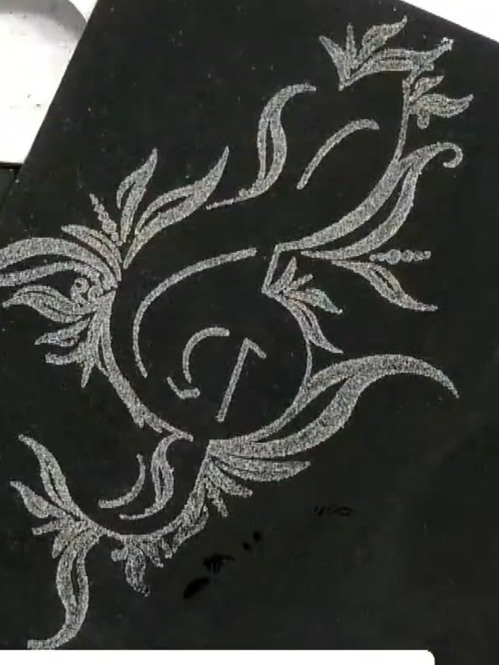 Step 10: Monta el panel con embossing terminado sobre tu tarjeta base y ¡listo, tu tarjeta musical con clave de sol está terminada!