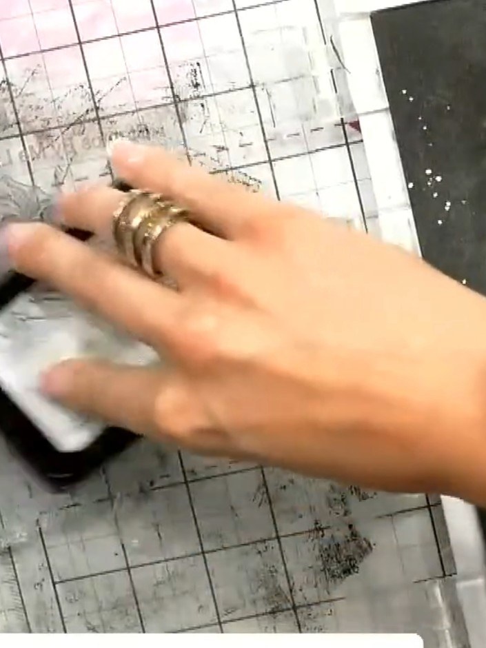 Step 6: Aplica polvo para embossing dorado sobre la frase estampada. Sacude el exceso de polvo y regrésalo al frasco.