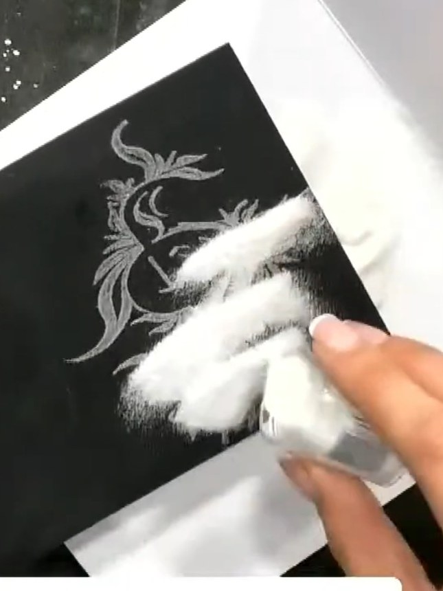 Step 9: Pega la clave de sol dorada troquelada dentro del contorno con embossing sobre la cartulina negra para crear un efecto de incrustación.