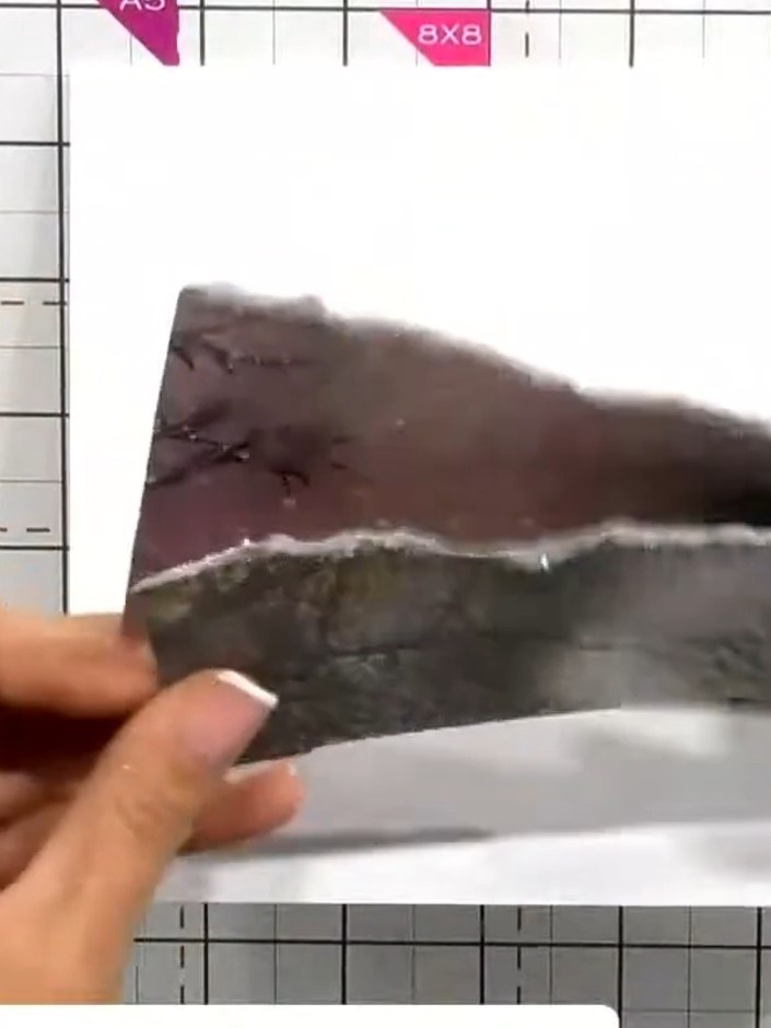 Step 4: Pega las piezas de las astas detrás de la cabeza del ciervo para ir armando el diseño y darle volumen.