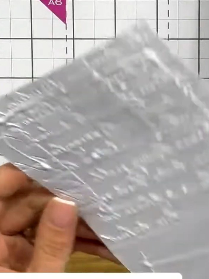 Tarjeta blanco sobre blanco con letra cursiva en embossing - the finished project