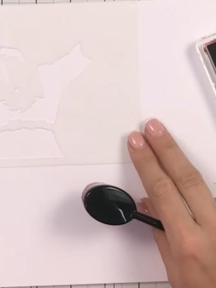 Step 1: Coloca el esténcil número uno sobre tu tarjeta y alinéalo en la esquina con la guía de alineación en forma de corazón. Hold the s