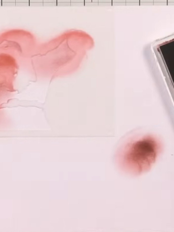Step 2: Aplica tinta roja con una brocha de difuminado grande para colorear el abrigo de Santa. Agrega un rojo más oscuro en las mangas para darle profundidad.