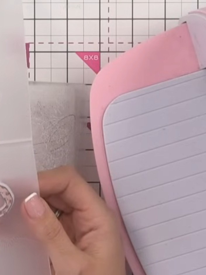 Step 12: Pega las imágenes de los gnomos con embossing sobre tu tarjeta base para terminar tu tarjeta navideña.