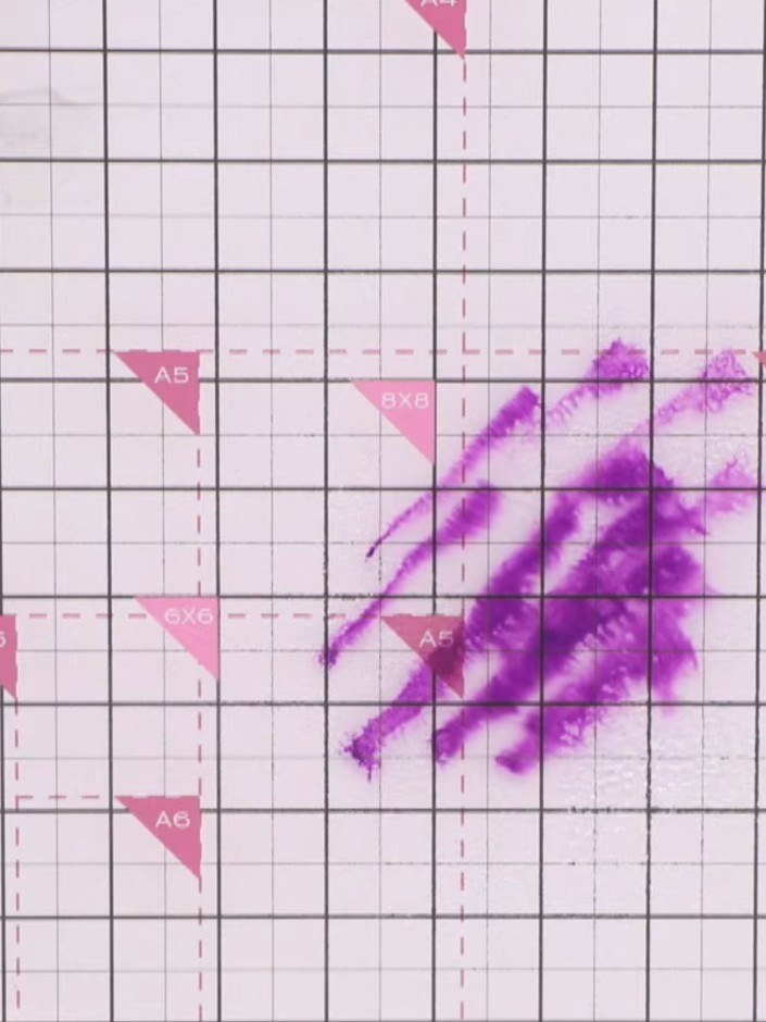 Step 2: Pon unas gotas de tinta morada sobre un tapete de vidrio o una superficie no porosa. Apply several drops of Distress Ink directly onto the 
