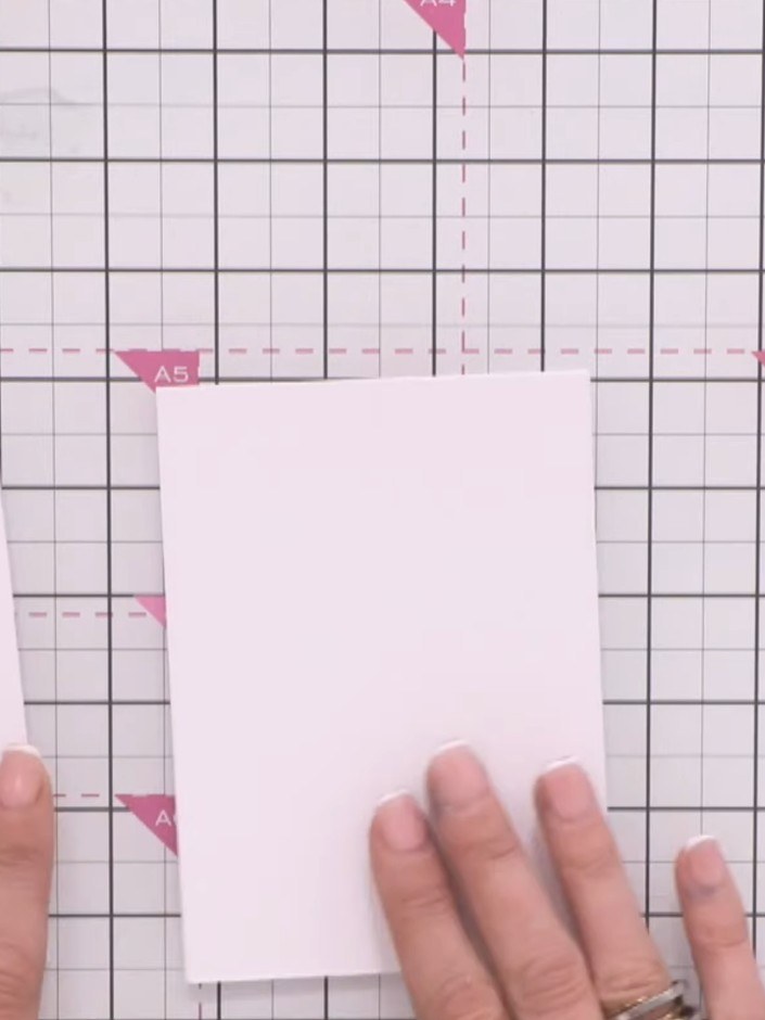 Step 1: Prepara dos trozos de cartulina blanca o dos tarjetas base A2 y colócalos sobre tu tapete de manualidades.