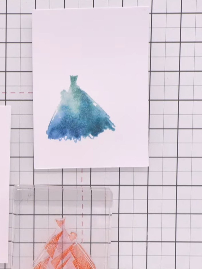 Step 6: Deja secar por completo ambas tarjetas. The blue dress card and the orange dress card should be left to dry fully 