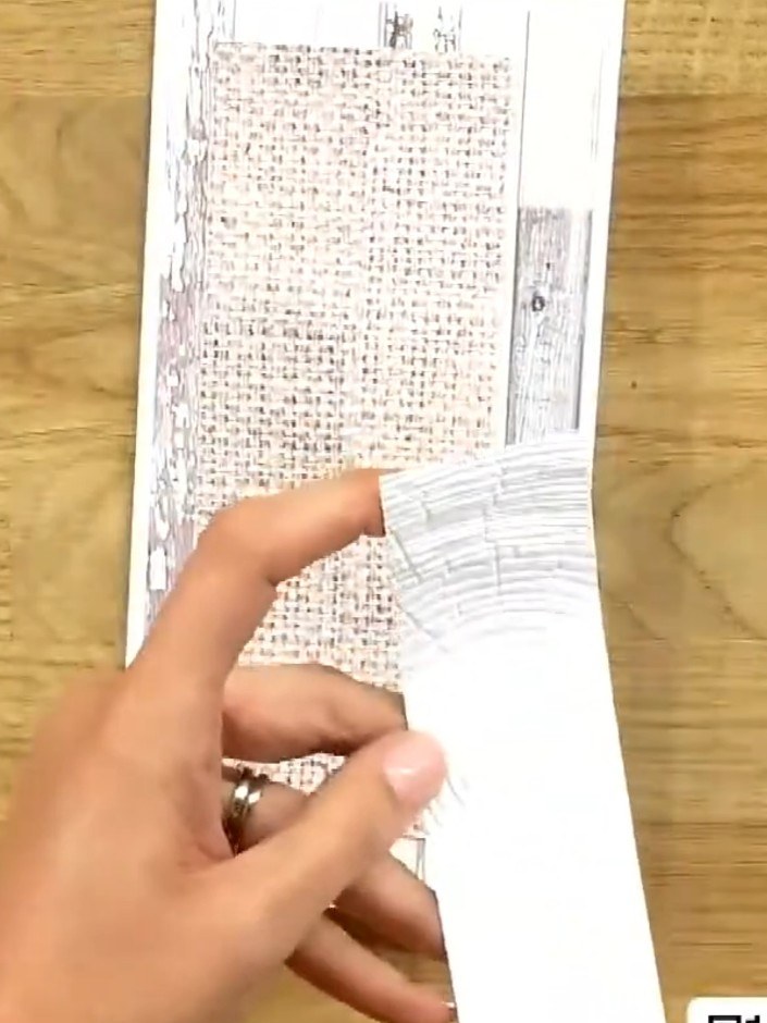 Step 4: Monta el panel con embossing sobre una tarjeta base slimline. Position the textured panel centrally on the card front an