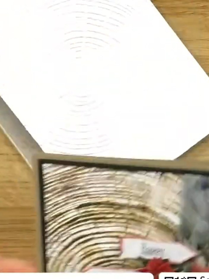 Step 5: Coloca la envoltura de vellum con embossing sobre tu tarjeta base blanca y alísala para fijarla en su lugar.