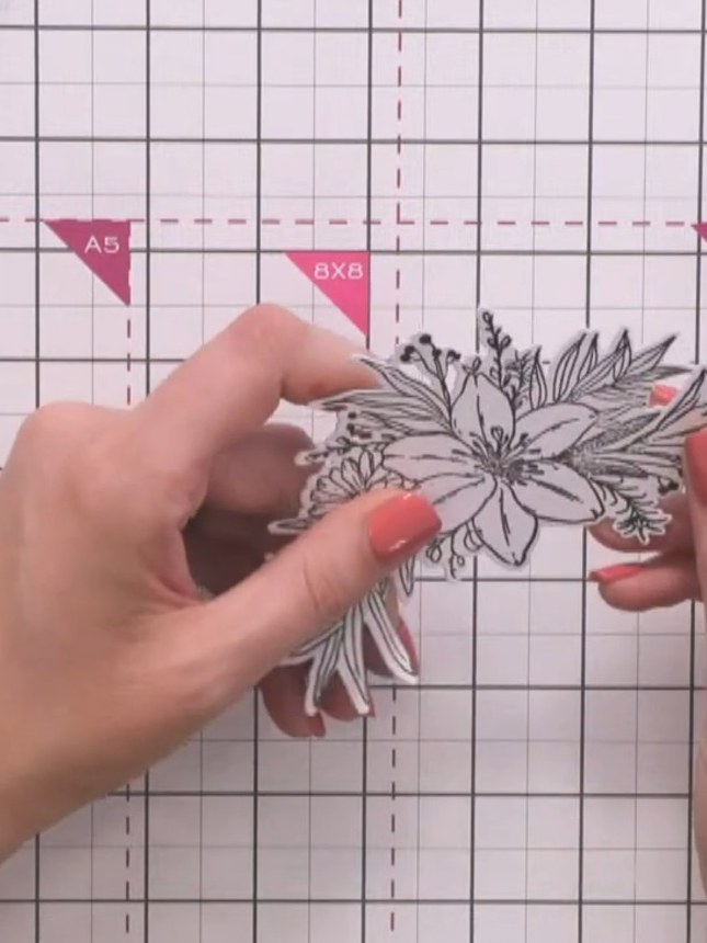 Step 8: Troquela el diseño floral estampado con los troqueles coordinados. La pieza troquelada debe ser de cartulina blanca.