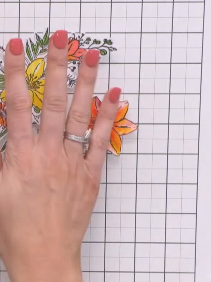 Step 2: Estampa el diseño floral en cartulina blanca con tinta negra. Position the stamp carefully and press firmly to