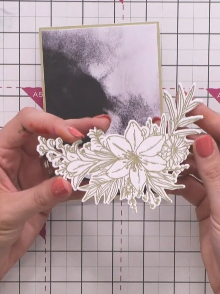 Step 1: Estampa el diseño floral sobre cartulina blanca con una almohadilla de tinta para embossing (pegajosa). Position the floral wreath stam