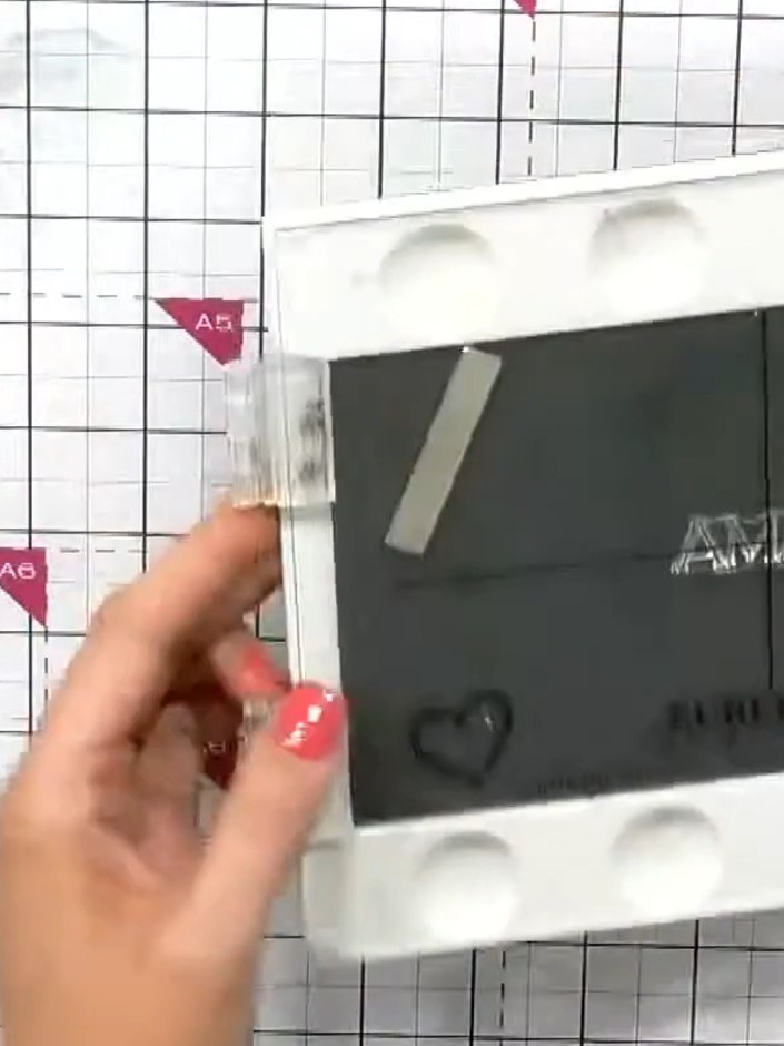 Step 2: Monta el topper plano sobre un trozo de cartulina blanca con pegamento o pads adhesivos.