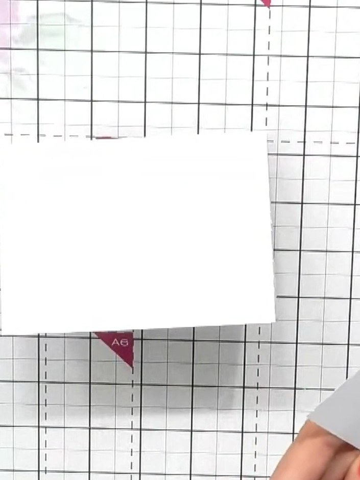 Step 5: Dobla tu sobre premarcado por todas las líneas marcadas para armar el sobre que hace juego con tu tarjeta.