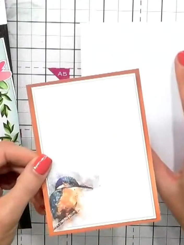 Step 1: Elige un topper de martín pescador de la colección Songbird. Colócalo sobre tu tarjeta base para ver cómo queda.