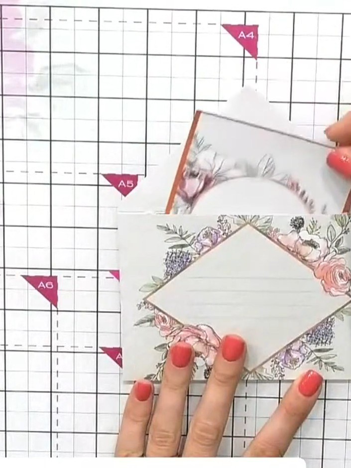 Step 4: Monta el topper sobre una cartulina de un color que combine. This creates a border aroun