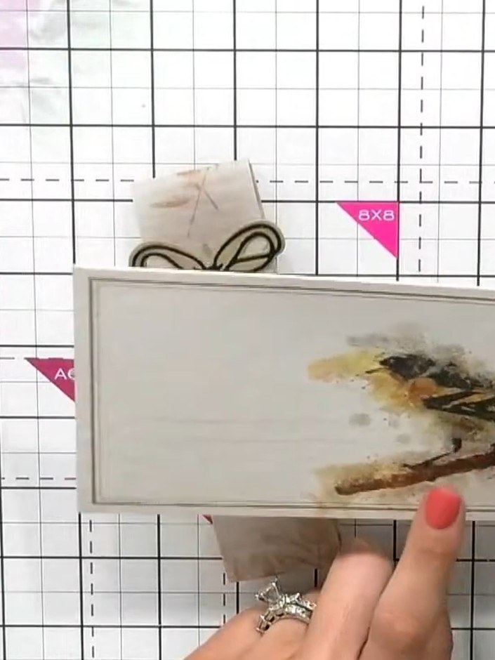 Step 4: Corta una tira de papel vellum para envolver el paquete como faja y mantener los sobres juntos.