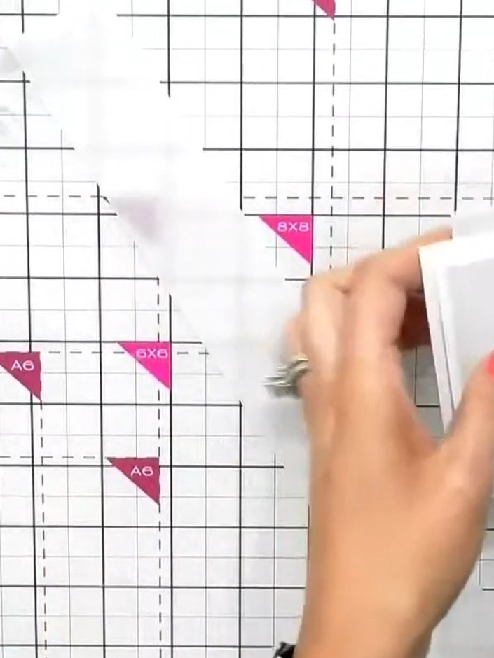 Step 5: Envuelve el montón de sobres con la faja de vellum, dejando suficiente traslape para sellarla por detrás.