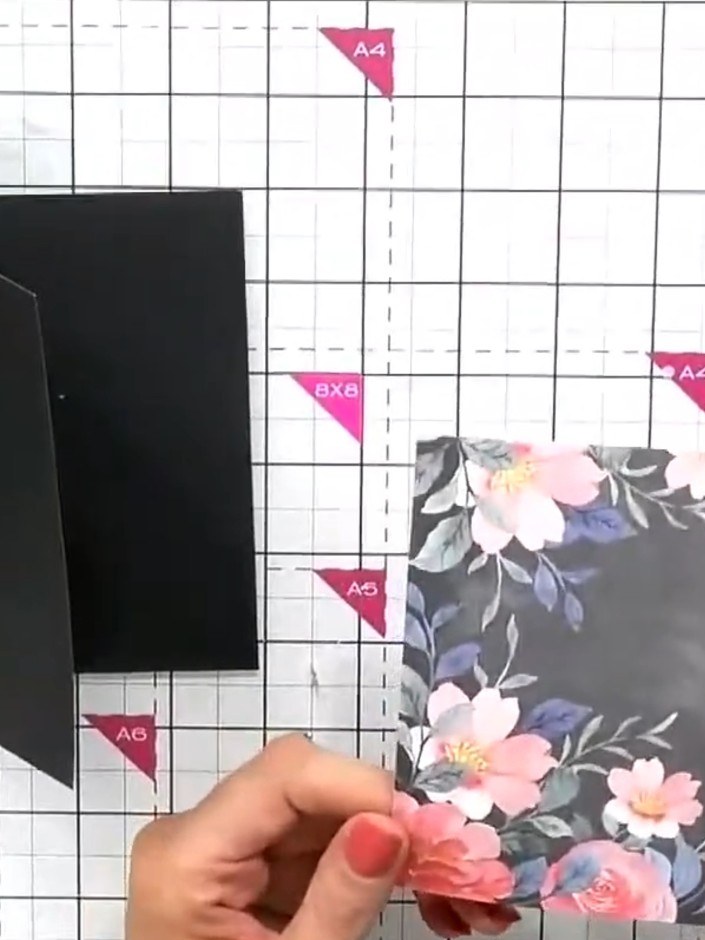 Step 2: Elige uno de los toppers ya hechos de tu colección. Choose a design that complements your card base - her