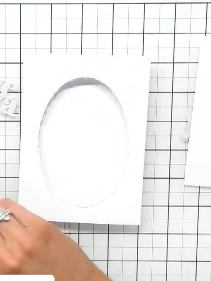 Step 1: Prepara una tarjeta base con una ventana recortada. The aperture should be large enough to frame your ch