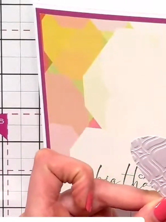 Step 2: Pasa un corazón troquelado por la carpeta de embossing para darle textura a la superficie.