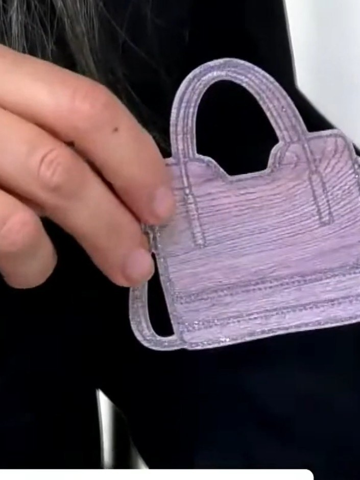 Step 8: Recorta el diseño del bolso con el troquel coordinado. The die cuts through the stamped and embossed design to