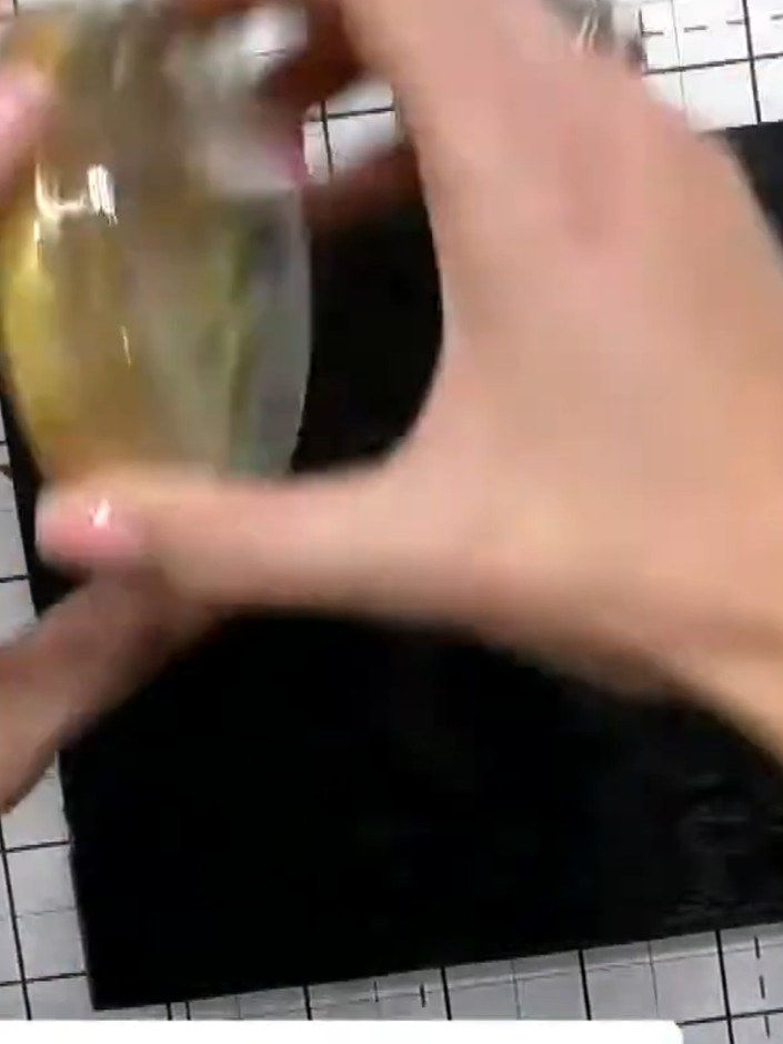 Step 4: Moja tu pincel y toma tinta de acuarela dorada metálica de tu paleta.