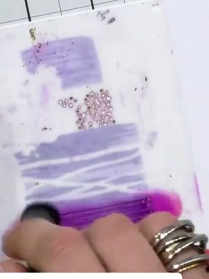 Step 7: Con una tinta rosa, aplica color en la parte inferior de la tarjeta para crear el piso de arriba del pastel de cumpleaños.