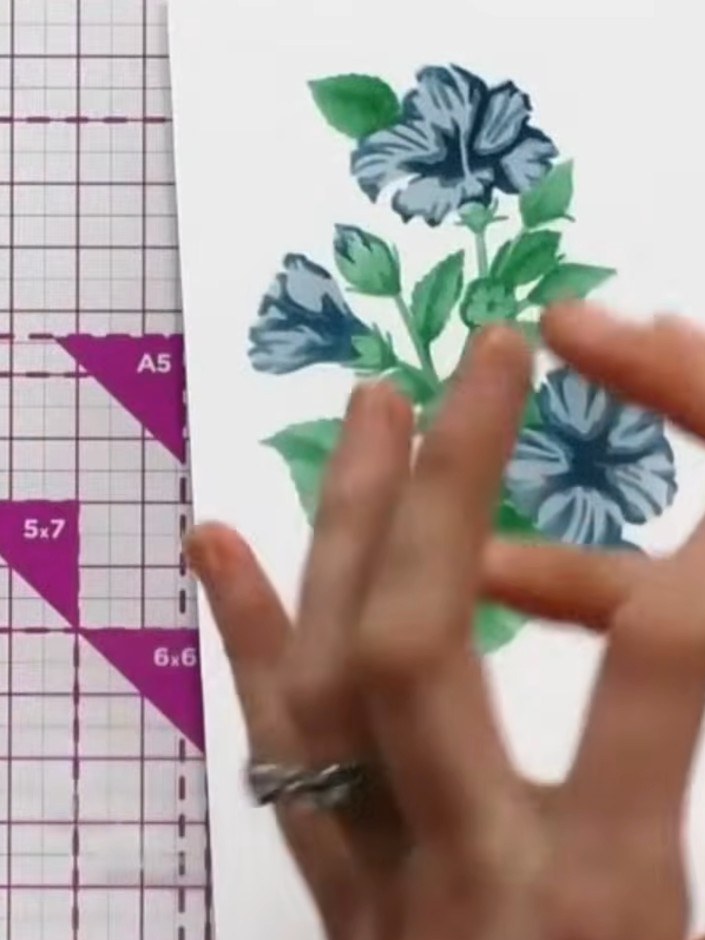 Step 5: Stempel die Blumenkontur mit einem schwarzen Stempelkissen, um feine Details und klare Linien hinzuzufügen to the blue hibiscus flowers 