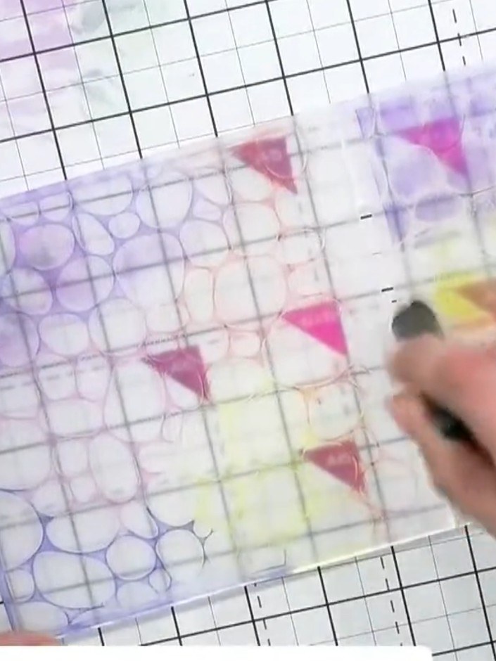 Step 4: Rocía ligeramente la carpeta de embossing entintada con agua para crear un efecto difuminado y envejecido en el diseño.