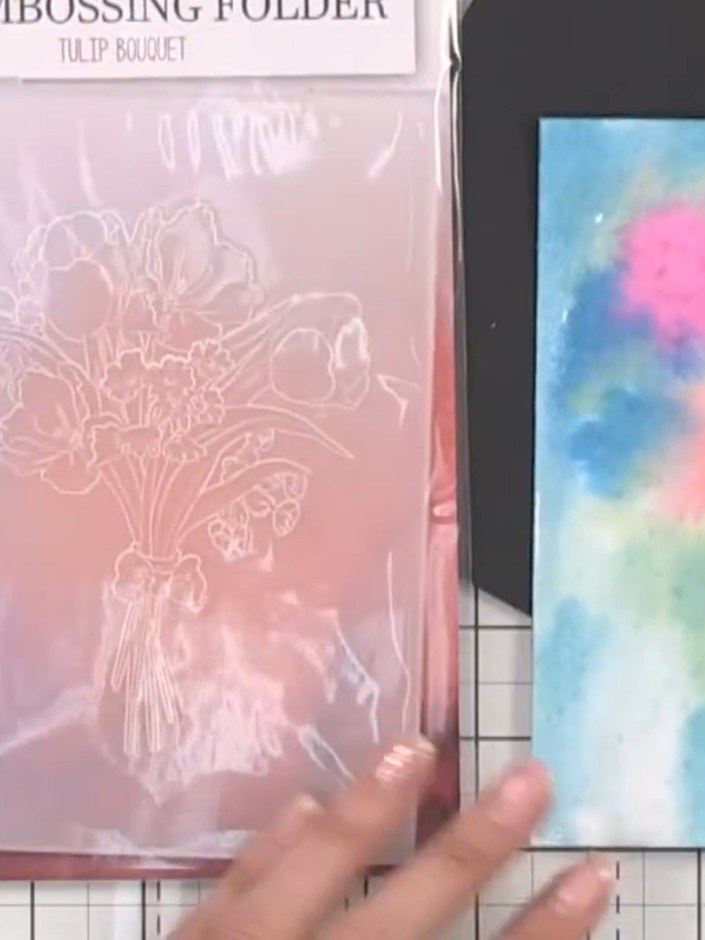 Step 2: Rocía la cartulina pintada con agua y deja que los colores se expandan de forma natural sobre la superficie.
