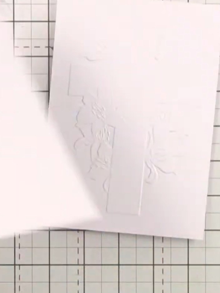 Step 1: Corta un trozo de cartulina blanca que quepa dentro de tu carpeta de embossing.