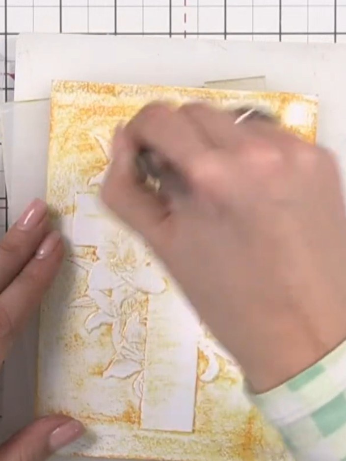Step 9: Si quieres, aplica con pincel seco tinta Golden Confetti sobre la cruz blanca en relieve para resaltar detalles y dar brillos.