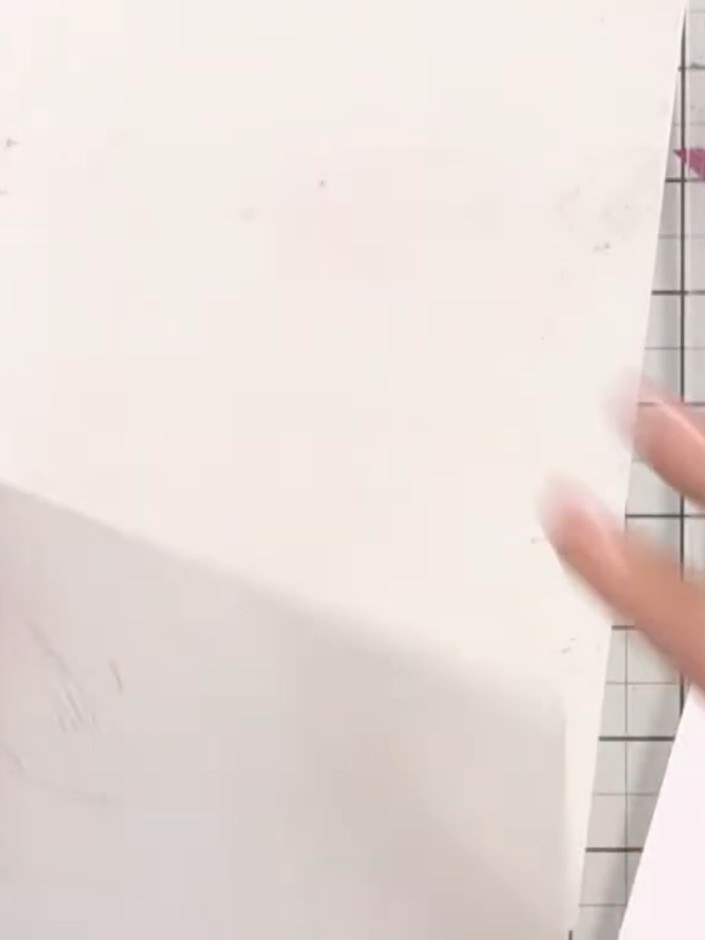 Step 1: Corta un trozo nuevo de cartulina blanca del tamaño de tu carpeta de embossing.