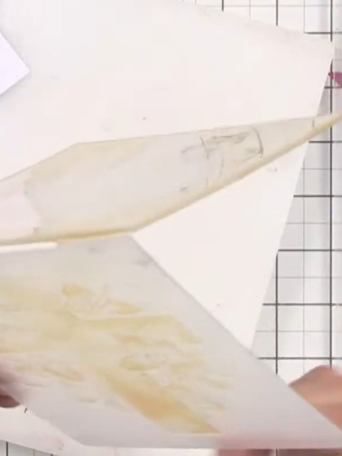 Step 7: Recorta la cartulina con acuarela y embossing al tamaño que quieras, con una guillotina o tijeras.