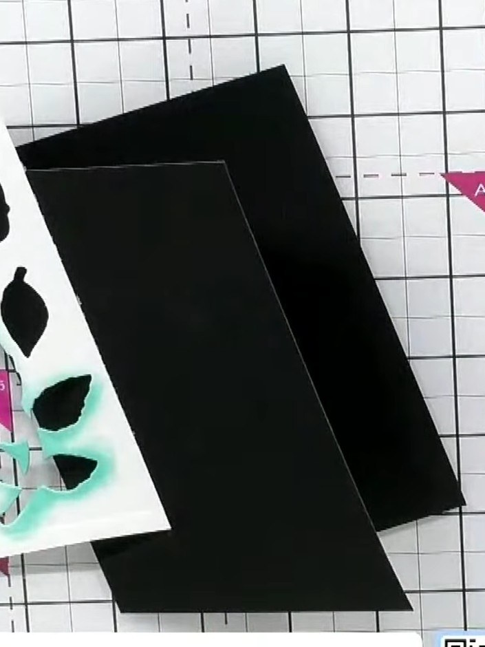 Step 4: Recorta a la medida la cartulina negra con embossing y pégala en el frente de una tarjeta base de doblez tipo tienda.