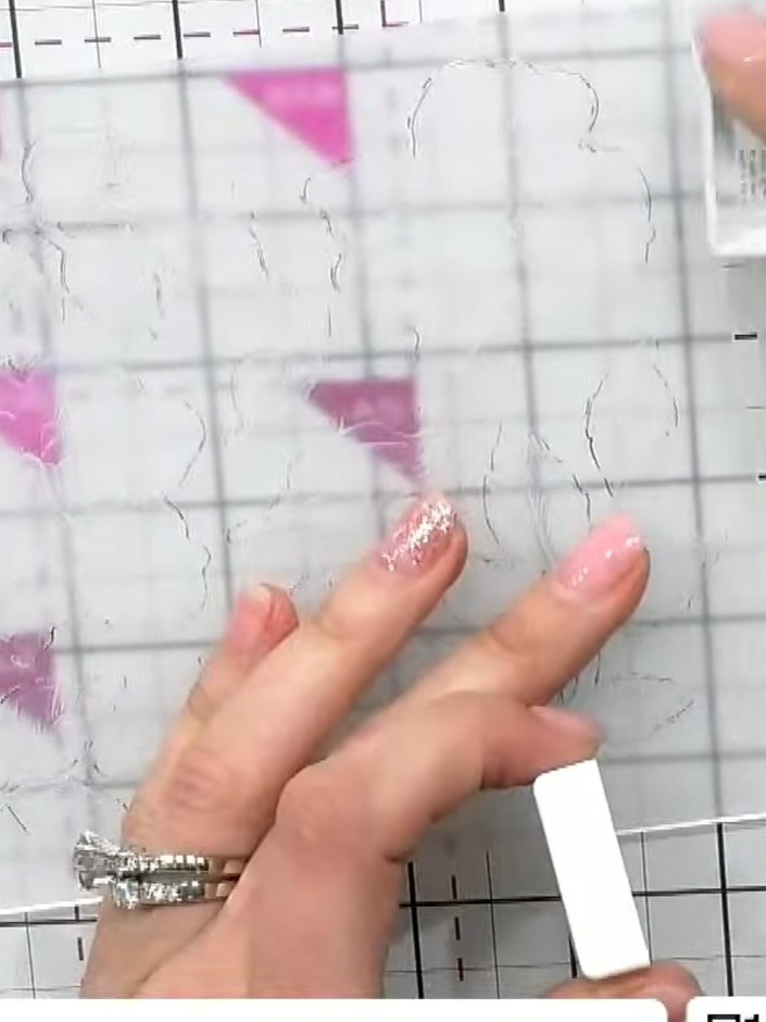 Step 1: Saca el troquel de la carpeta de embossing y déjalo a un lado. Por ahora, deja las piezas con embossing dentro de la carpeta.