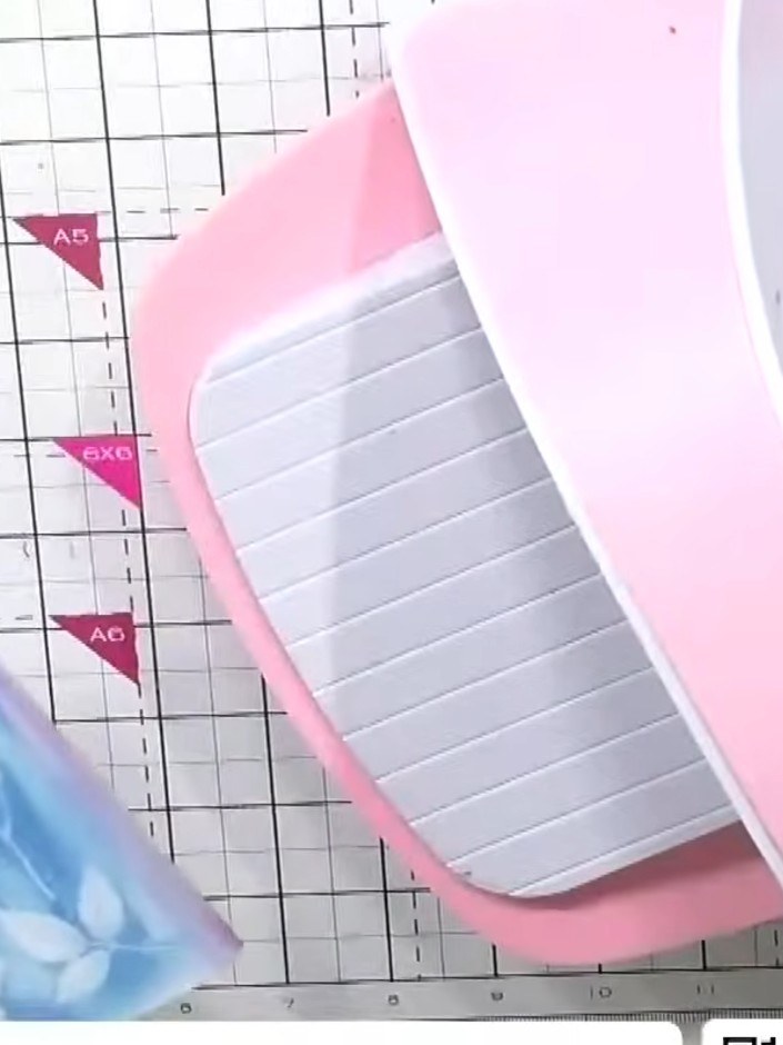 Step 7: Saca la cartulina con embossing de la carpeta y recórtala al tamaño que quieras con una guillotina o tijeras.