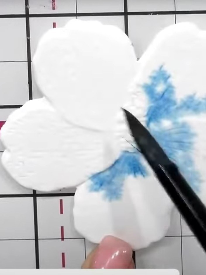 Step 5: Deja que la primera capa de tinta azul se seque por completo sobre la flor de hibisco antes de pasar al siguiente paso.