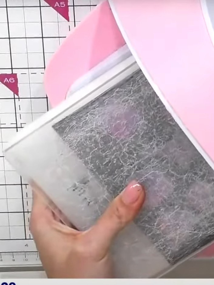 Step 2: Rocía ligeramente la cartulina entintada con agua para que los colores se mezclen.