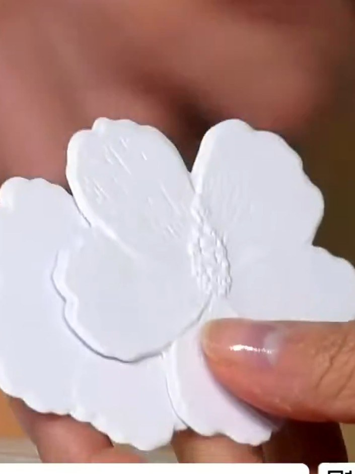 Tarjeta con flores prensadas en embossing y elementos troquelados - the finished project