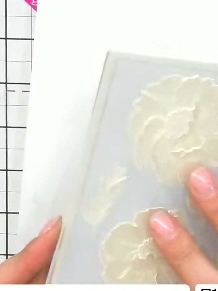 Step 5: Coloca tu cartulina blanca sobre la carpeta de embossing entintada, acomodándola con cuidado sobre las zonas de color.
