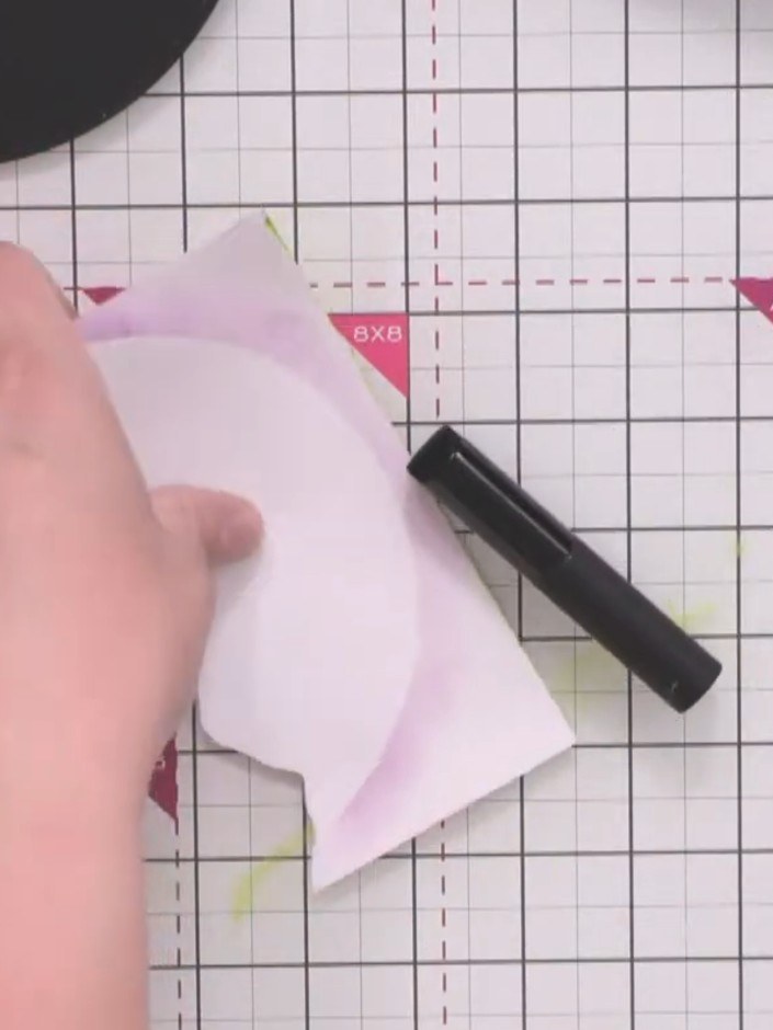 Step 9: Corta con tijeras siguiendo las líneas marcadas en la pieza de vellum rosa para formar la pluma.